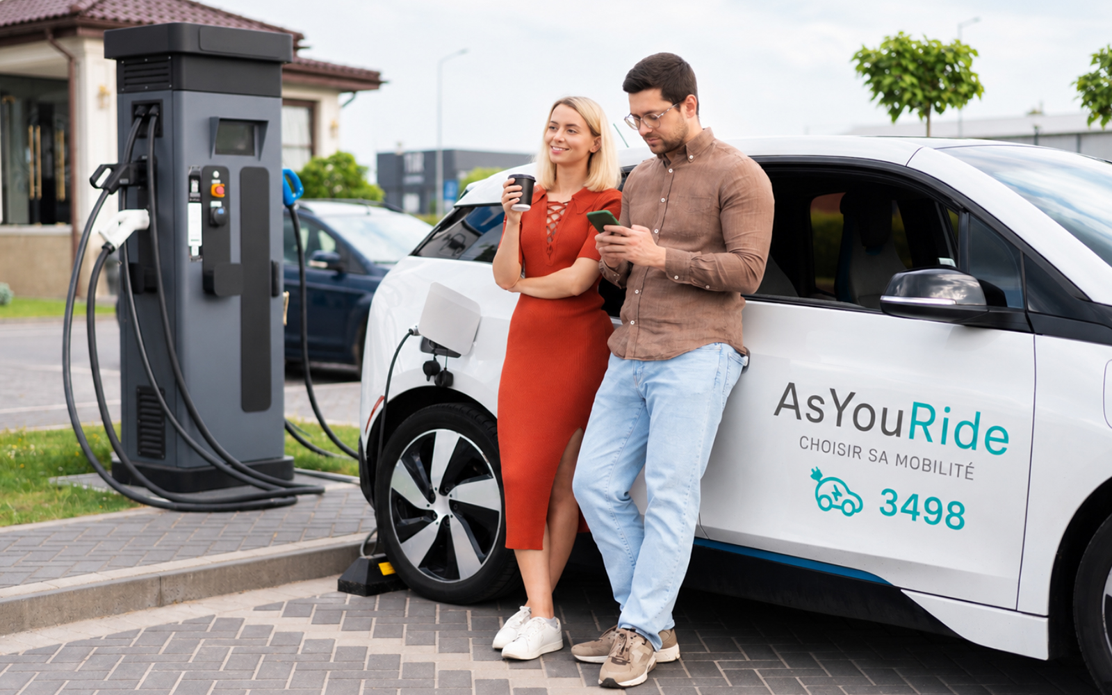 Véhicule électrique partagé AsYouRide en recharge pour un usage professionnel